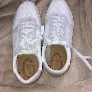 Women's Courtney Sneakers - Universal Thread™